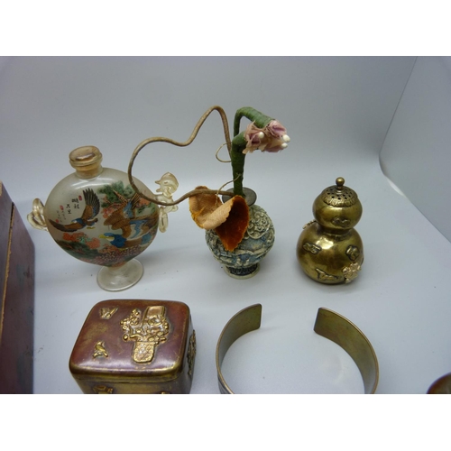 905 - Oriental related items, including a carved monkey, a musical compact, a glass scent bottle, a/f, a b... 