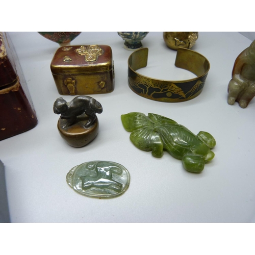 905 - Oriental related items, including a carved monkey, a musical compact, a glass scent bottle, a/f, a b... 