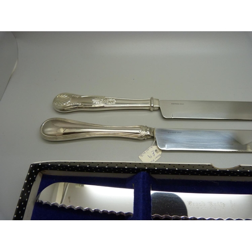 907 - A silver handled bread knife and pie server, and two cake knives