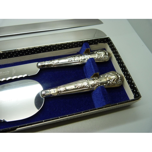 907 - A silver handled bread knife and pie server, and two cake knives