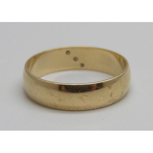 919 - A 9ct gold and diamond ring, 2.2g, M