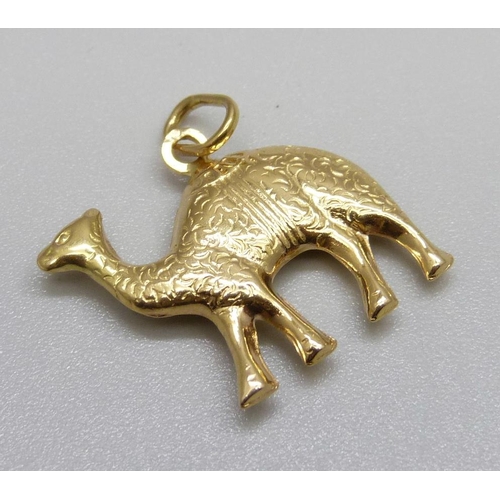 920 - An 18ct gold camel charm/pendant, 2.1g