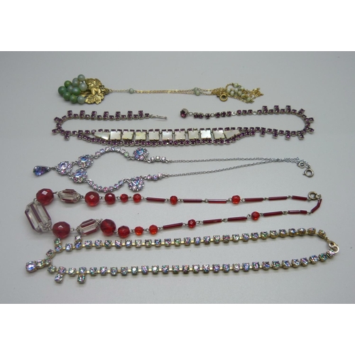 945 - Five vintage necklaces