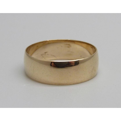 957 - A 9ct gold wedding band, 2.2g, M