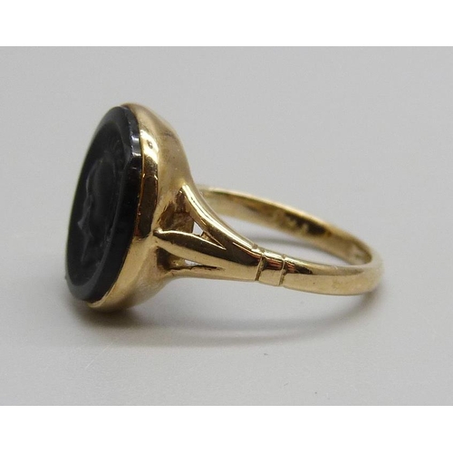 960 - A 9ct gold intaglio ring, 2.4g, G