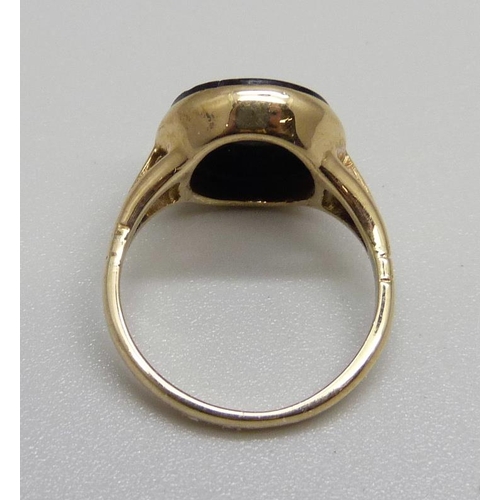 960 - A 9ct gold intaglio ring, 2.4g, G