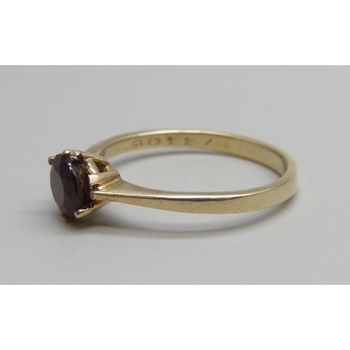 961 - A 9ct gold, garnet solitaire ring, lacking two claws, 2.2g, Q