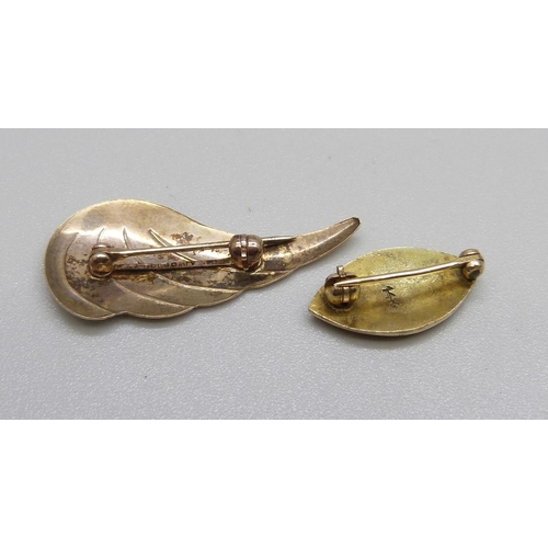 967 - A 9ct gold wing brooch, 1g, and another brooch marked 14k, 1.6g