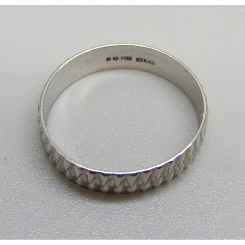 971 - A platinum wedding ring, 3.2g, Q