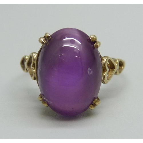 978 - A 9ct gold and cabochon amethyst ring, 3.1g, N