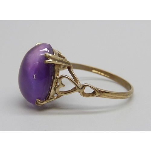 978 - A 9ct gold and cabochon amethyst ring, 3.1g, N