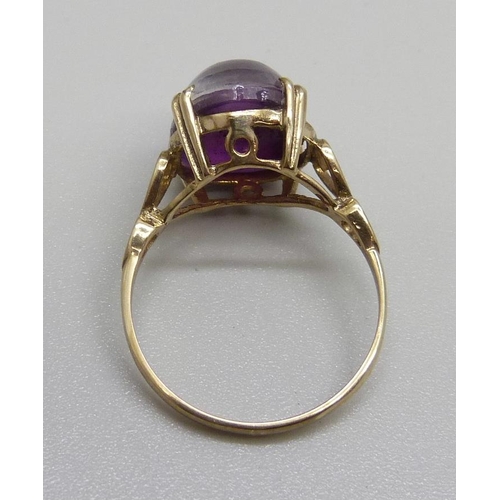 978 - A 9ct gold and cabochon amethyst ring, 3.1g, N