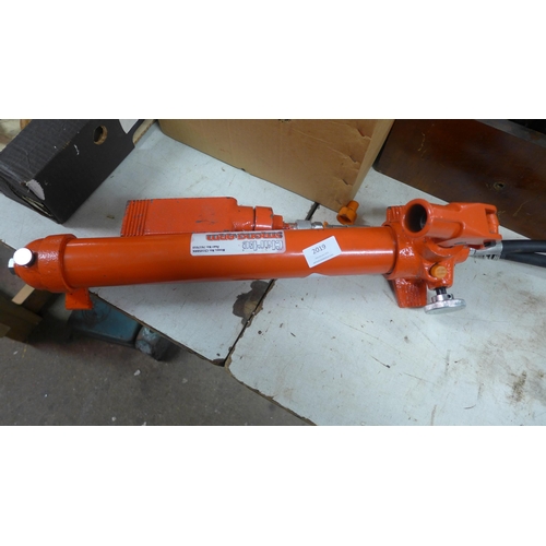 2033 - Clarke Strong Arm 10 tonne fast action ram pump & jaws - (car body repairs)