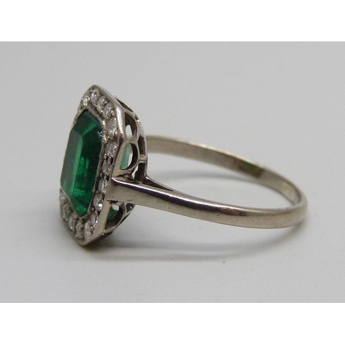 1001 - A white metal set Art Deco diamond and green stone ring, green stone a/f (large chip on one corner a... 