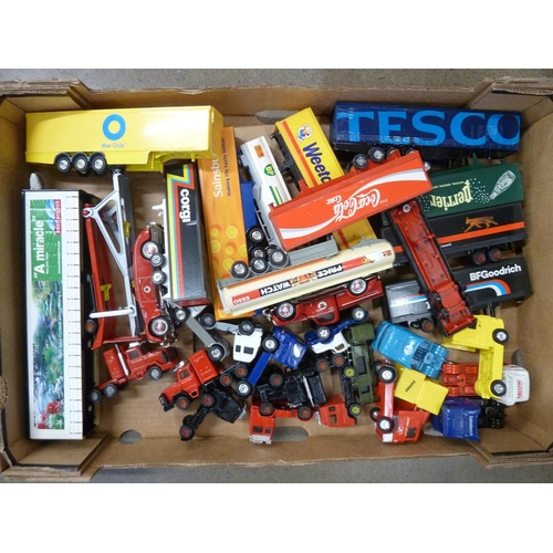 1125 - A mixed box of unboxed Corgi vintage die-cast trucks, lorries, loaders (35) **PLEASE NOTE THIS LOT I... 