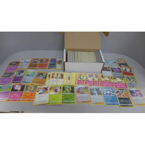 624 - A box of about 400 Pokemon cards, English newer cards, holos and reverse holos, common, uncommon and... 