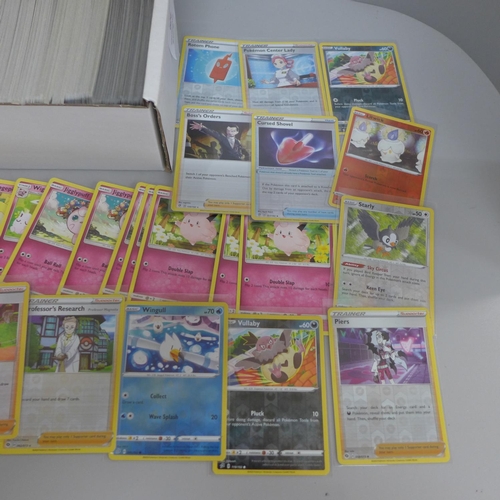 624 - A box of about 400 Pokemon cards, English newer cards, holos and reverse holos, common, uncommon and... 