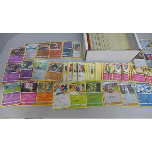 624 - A box of about 400 Pokemon cards, English newer cards, holos and reverse holos, common, uncommon and... 