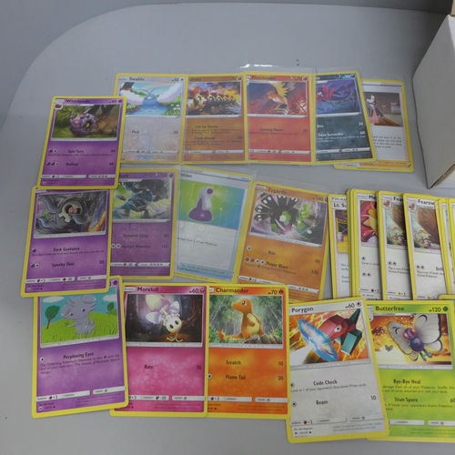 624 - A box of about 400 Pokemon cards, English newer cards, holos and reverse holos, common, uncommon and... 