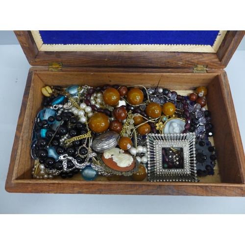 626 - A box of vintage costume jewellery