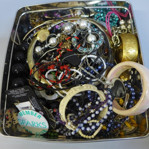 715 - A tray of costume jewellery