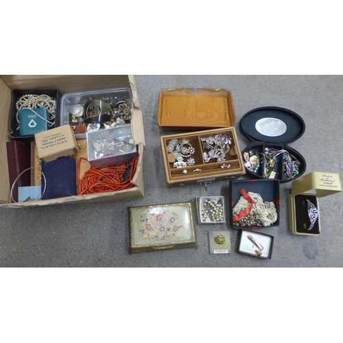 737 - A box of mixed costume jewellery including vintage