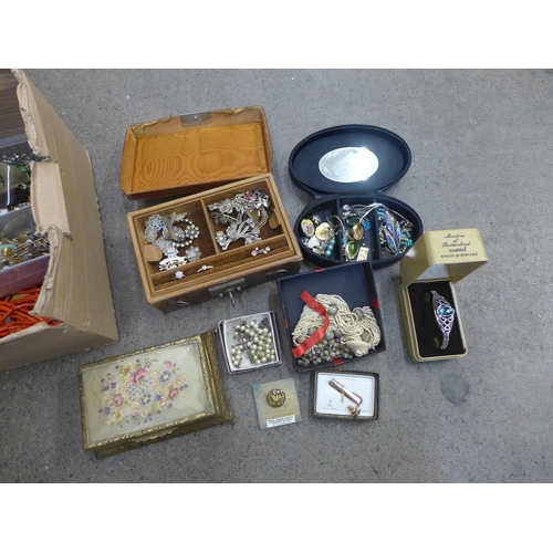 737 - A box of mixed costume jewellery including vintage