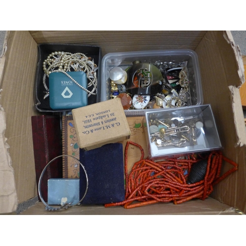 737 - A box of mixed costume jewellery including vintage