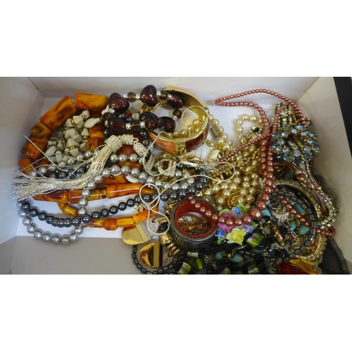 760 - Costume jewellery