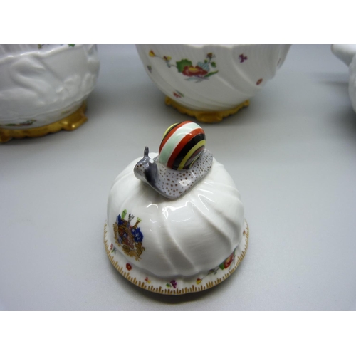 832 - A Mottaheden Portugal tea service, The Nelson Rockefeller Collection, reproduction of the Meissen Sw... 