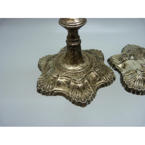 850 - Two silver candlesticks, one marked London 1762,  one marked London 1777, total weight 1079g