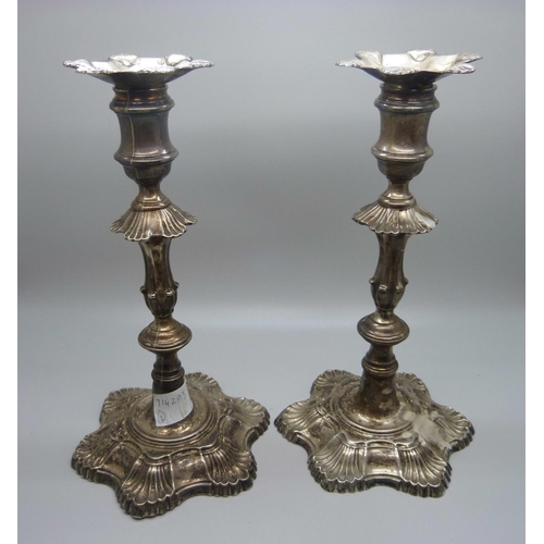 850 - Two silver candlesticks, one marked London 1762,  one marked London 1777, total weight 1079g