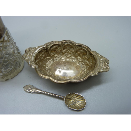 870 - A pair of silver salts with spoons and a silver topped glass bottle, weighable silver 29g