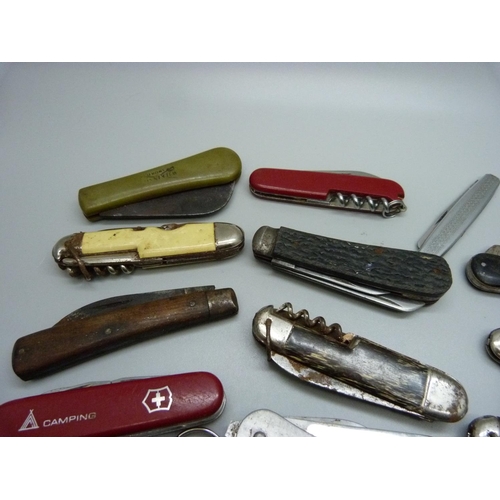 909 - A collection of penknives