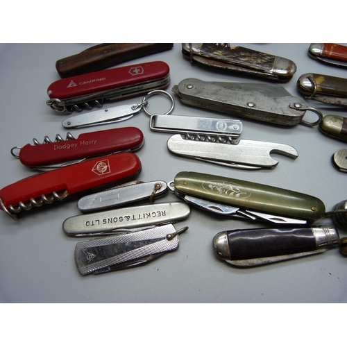 909 - A collection of penknives