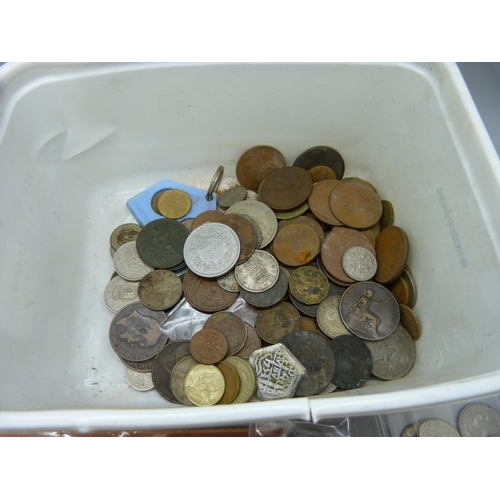 911 - A box of mixed British and foreign coins