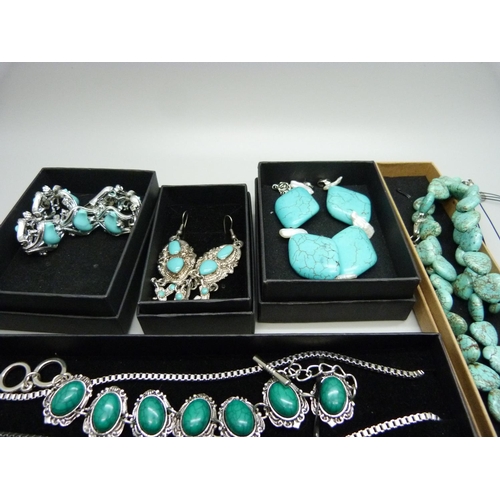 914 - Turquoise and malachite jewellery