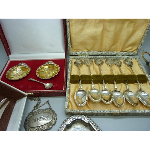 917 - A pair of silver salts, cased, a silver salt spoon, six silver golf spoons, a cruet set and tray and... 