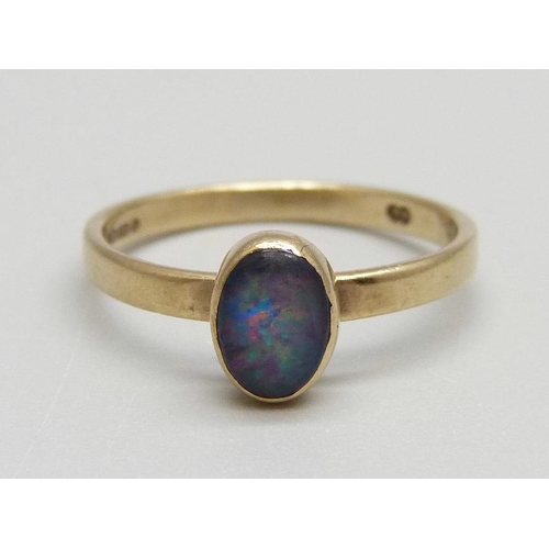 925 - A 9ct gold and opal doublet ring, 1.8g, N