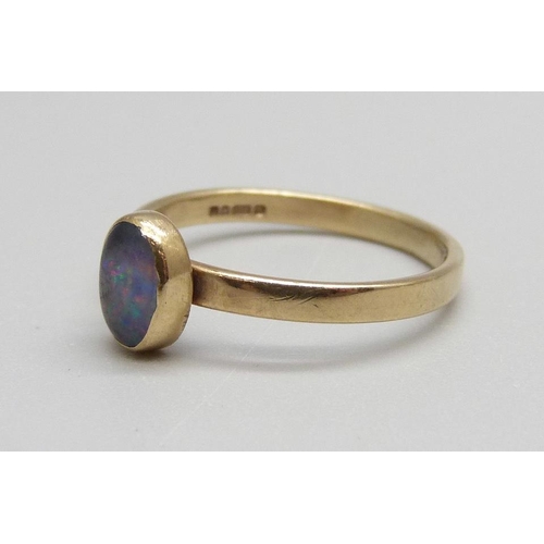 925 - A 9ct gold and opal doublet ring, 1.8g, N