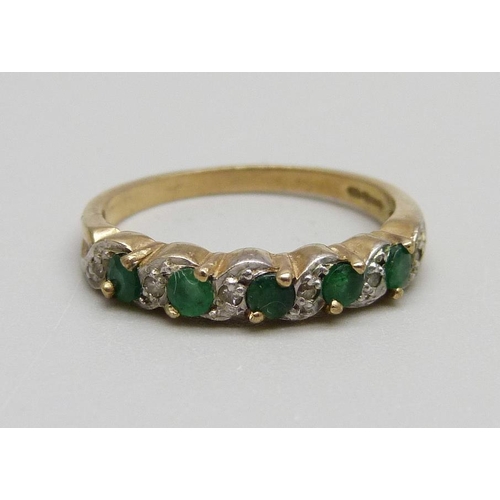 927 - A 9ct gold, diamond and emerald ring, 1.9g, N