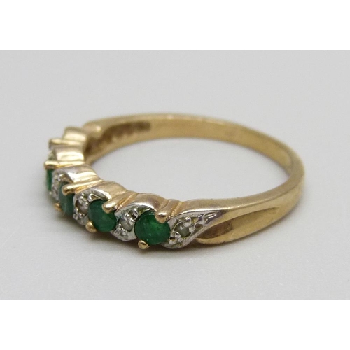 927 - A 9ct gold, diamond and emerald ring, 1.9g, N