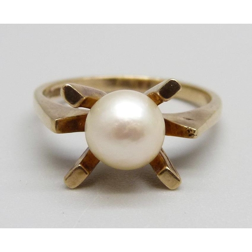 931 - A 9ct yellow gold and pearl ring, 3.3g, O