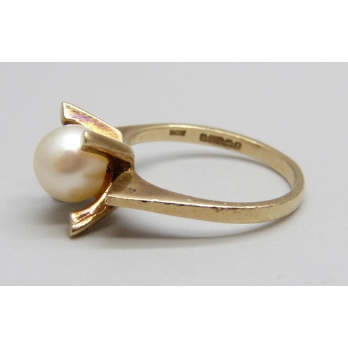 931 - A 9ct yellow gold and pearl ring, 3.3g, O