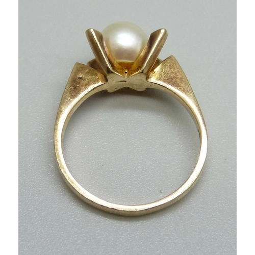 931 - A 9ct yellow gold and pearl ring, 3.3g, O