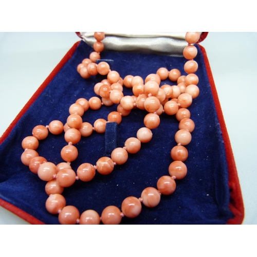 941 - A Taiwan coral necklace in original box