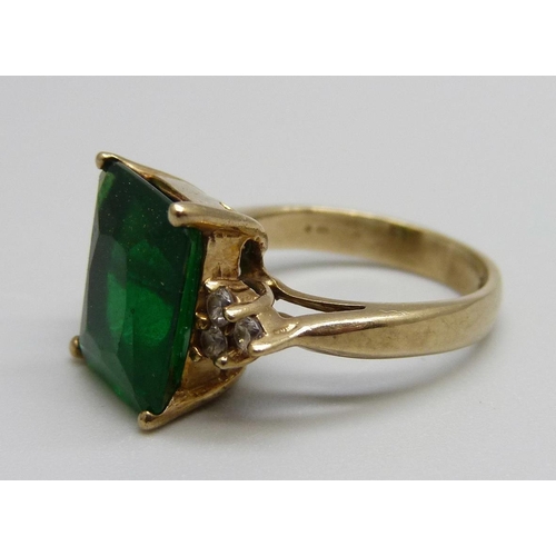 943 - A 9ct yellow gold, green and white stone ring, 4.4g, J