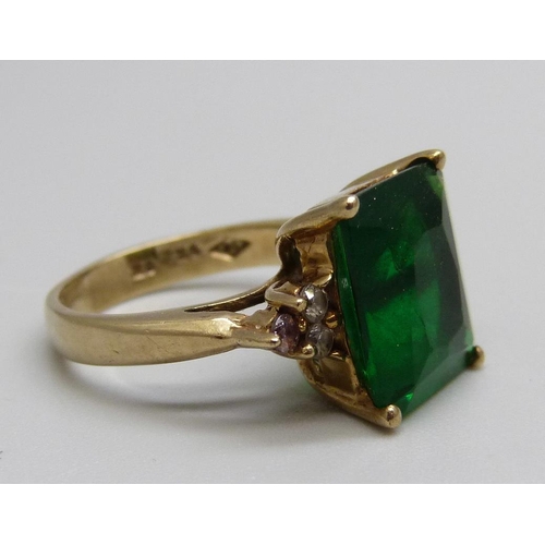 943 - A 9ct yellow gold, green and white stone ring, 4.4g, J