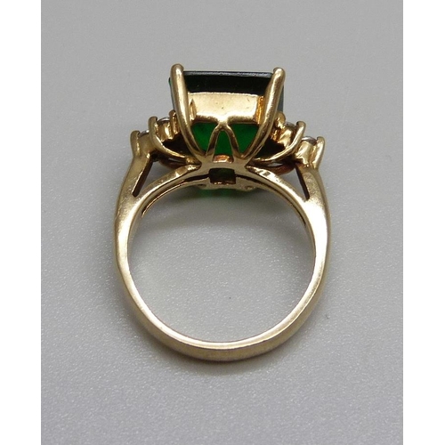 943 - A 9ct yellow gold, green and white stone ring, 4.4g, J