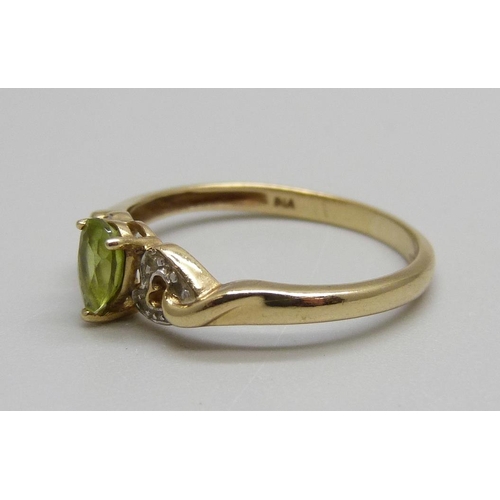 955 - A 9ct gold, peridot and diamond ring, 1.8g, Q